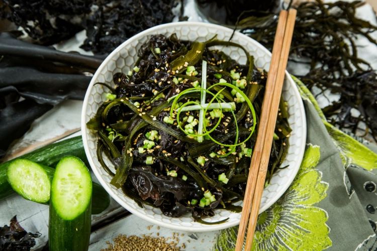 grüner algensalat rezept frühlingszwiebeln sesam asiatisch kalorienarm