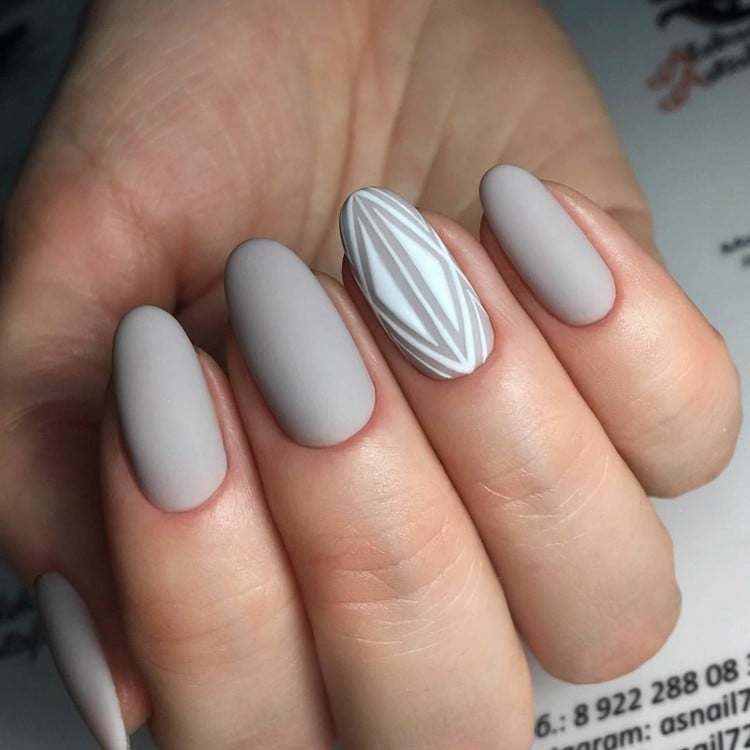 hellgrau nagellack design matt weiße figuren streifen ovale form