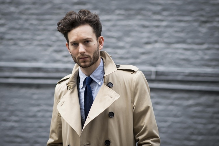 herren wintermantel kaufen passenden mantel für männer lang kurz auswählen herbst jahreszeit trench beige hemd krawatte