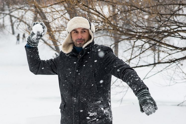 herren wintermantel kaufen passenden mantel für männer lang kurz auswählen winterzeit schneeball werfen mütze