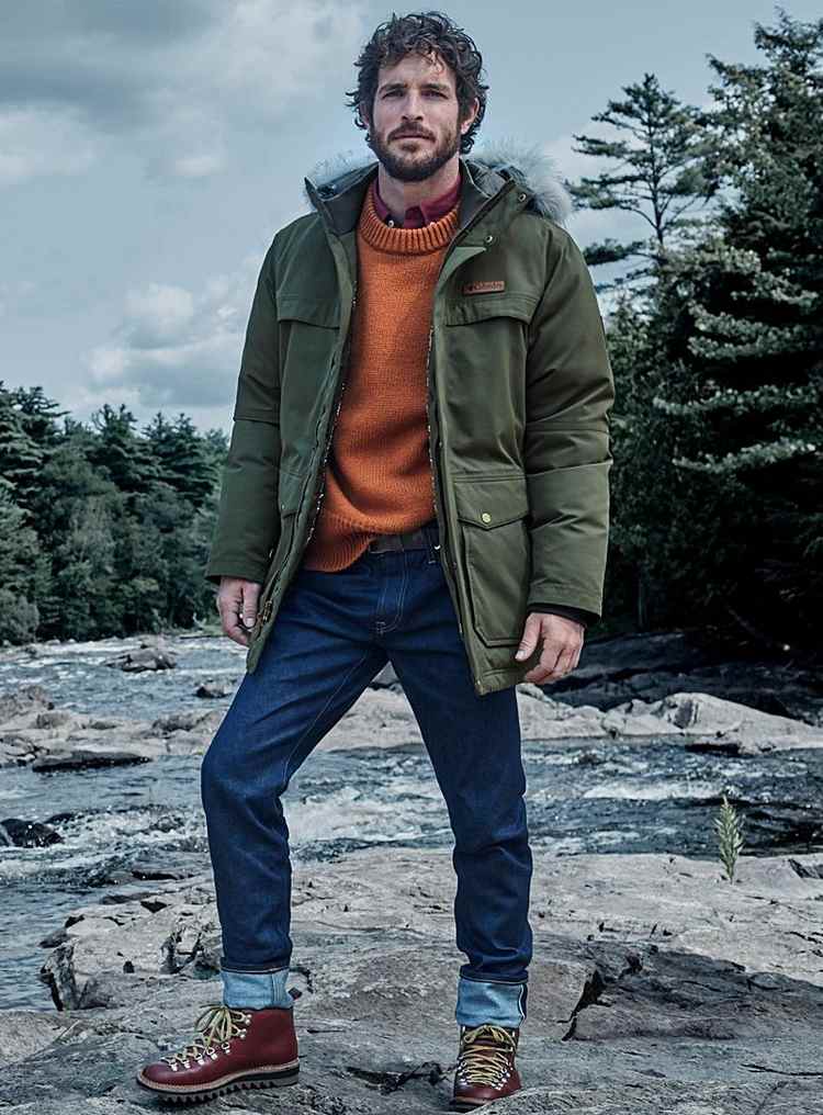 herrenschuhe wie trägt man bergschuhe mit jeans wanderschuhe kombinieren winterjacke pullover orange natur