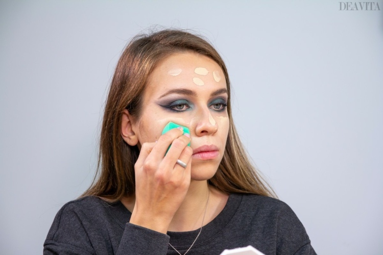 hexen make up einfach foundation auftragen betupfen make up schwamm gleichmäßig teint