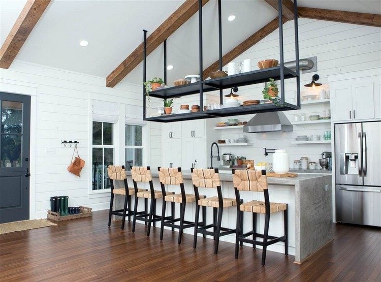 hängendes deckenregal holz küche wohnraum einrichten wohnküche bartheke stühle rustikal aussehen schrägdach balken