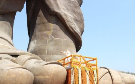 höchste statue der welt projekt besucherzentrum premierminister narendra modi zeremonie enthüllung tribüne füße zehen