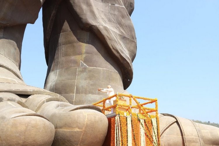 höchste statue der welt projekt besucherzentrum premierminister narendra modi zeremonie enthüllung tribüne füße zehen