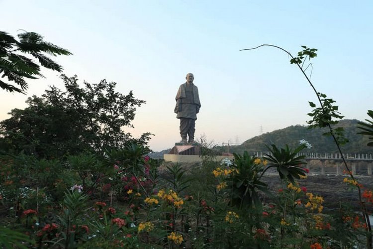höchste statue der welt projekt insel luftaufnahme denkmal monument museum pflanzen blüten seitenansicht