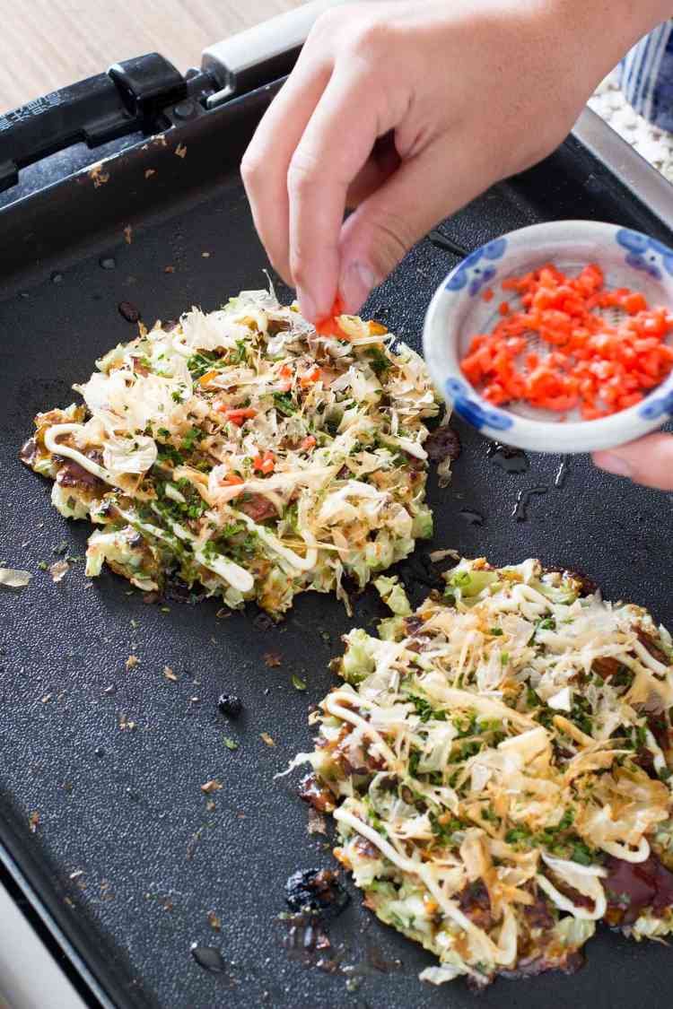 japanisches omelett mit kohl Okonomiyaki schnweineflesich algen dashi brühe