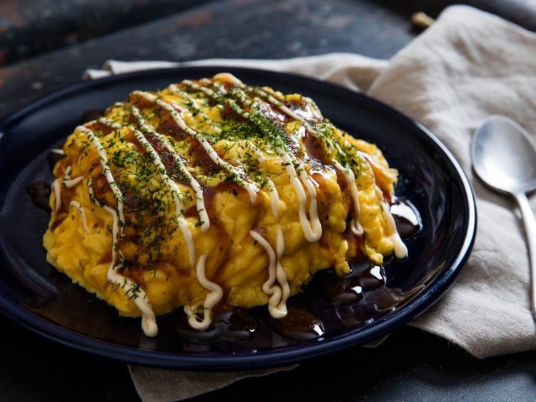 japanisches omelette omurice reis hähnchenfleisch gemüse