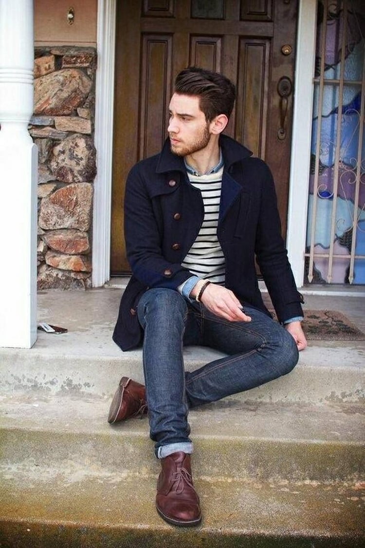 jeans stiefel kombinieren herren outfit chukka treppe mantel herrenmode
