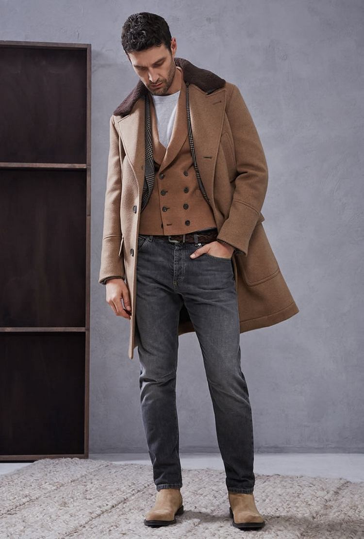 jeans stiefel kombinieren herren outfit oxford schuhe elegant aussehen beige mantel chelsea boots weste