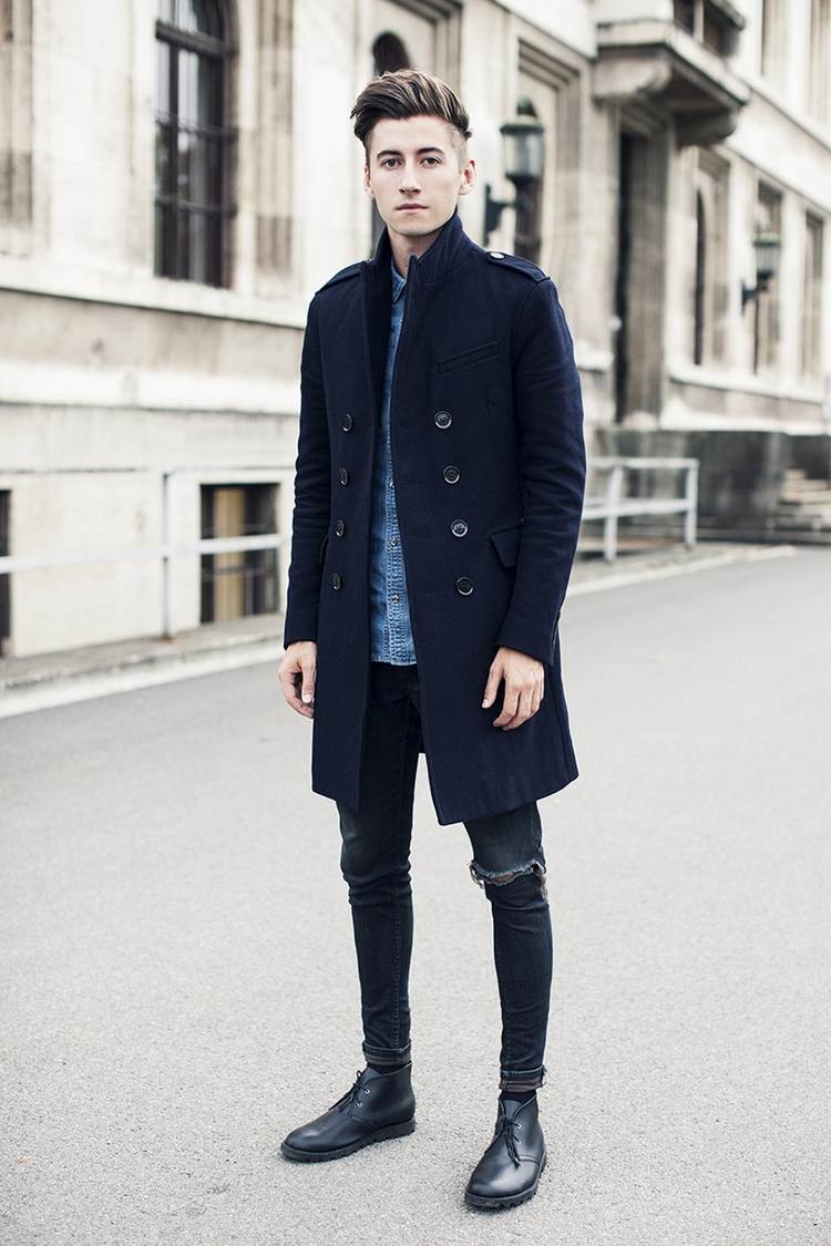 jeans stiefel kombinieren herren outfit oxford schuhe elegant aussehen beige mantel wüstenstiefel glattleder schwarz mantel