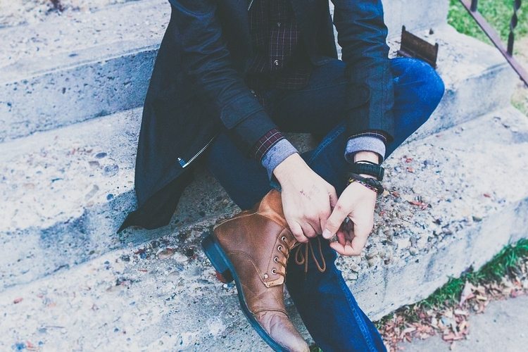 jeans stiefel kombinieren herren outfit oxford schuhe elegant aussehen braun lässig stil schnurschühe sitzen treppe