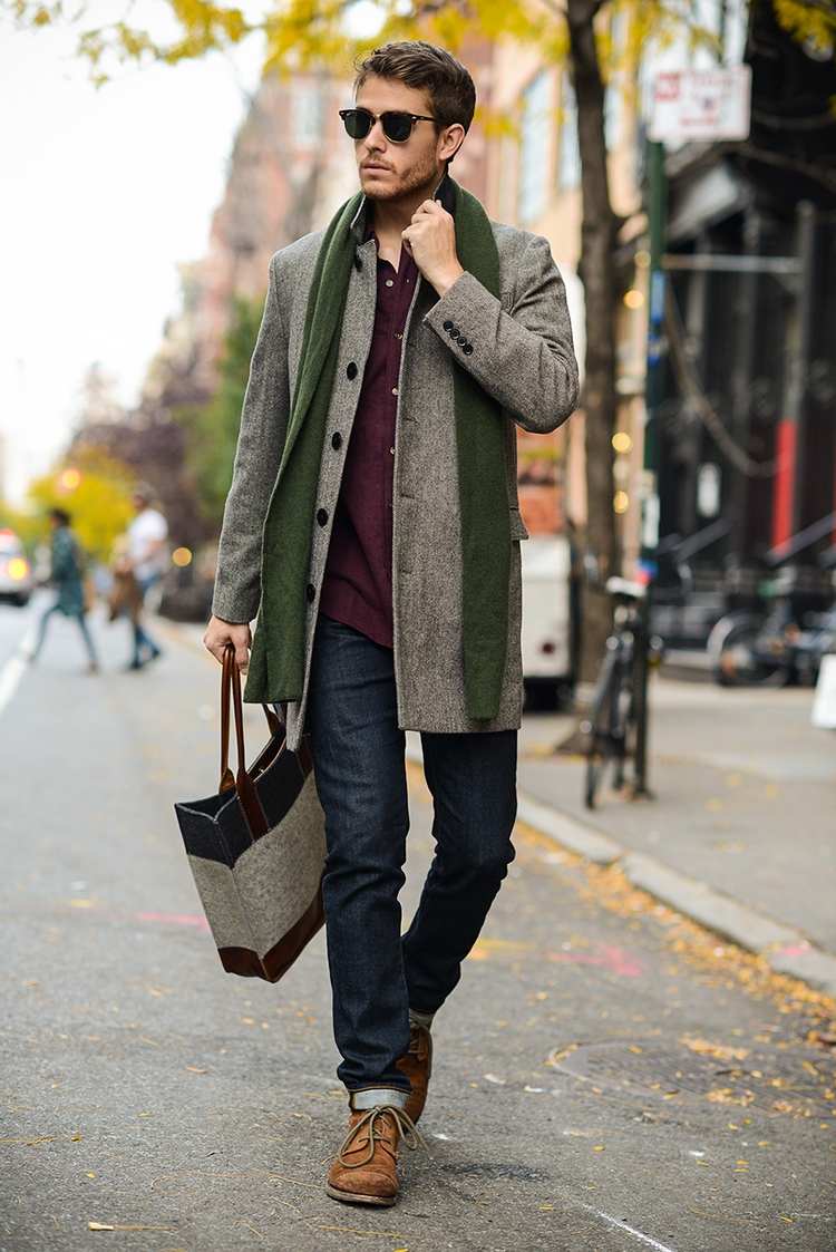 jeans stiefel kombinieren herren outfit oxford schuhe elegant aussehen hellbraun schal mantel