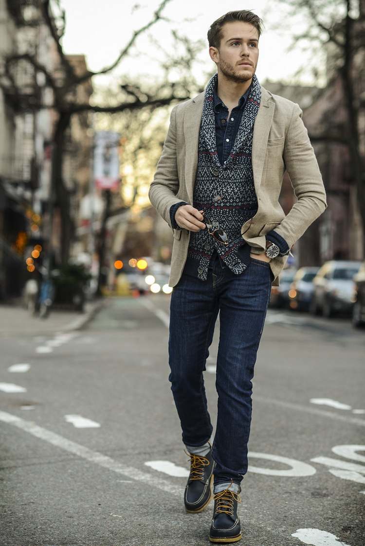 jeans stiefel kombinieren herren outfit sportlich elegant aussehen boots stadt stilvoll arbeitsstiefel blazer helle farbe