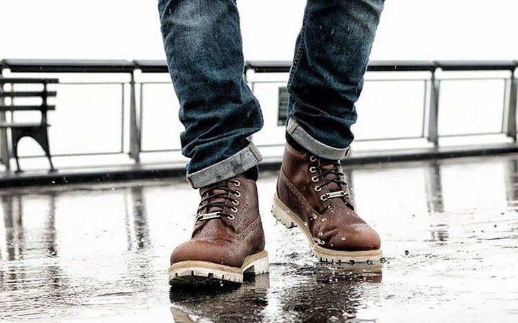 jeans stiefel kombinieren herren outfit sportlich elegant aussehen boots stadt stilvoll regen nass wetter winter herbst kalte jahreszeit