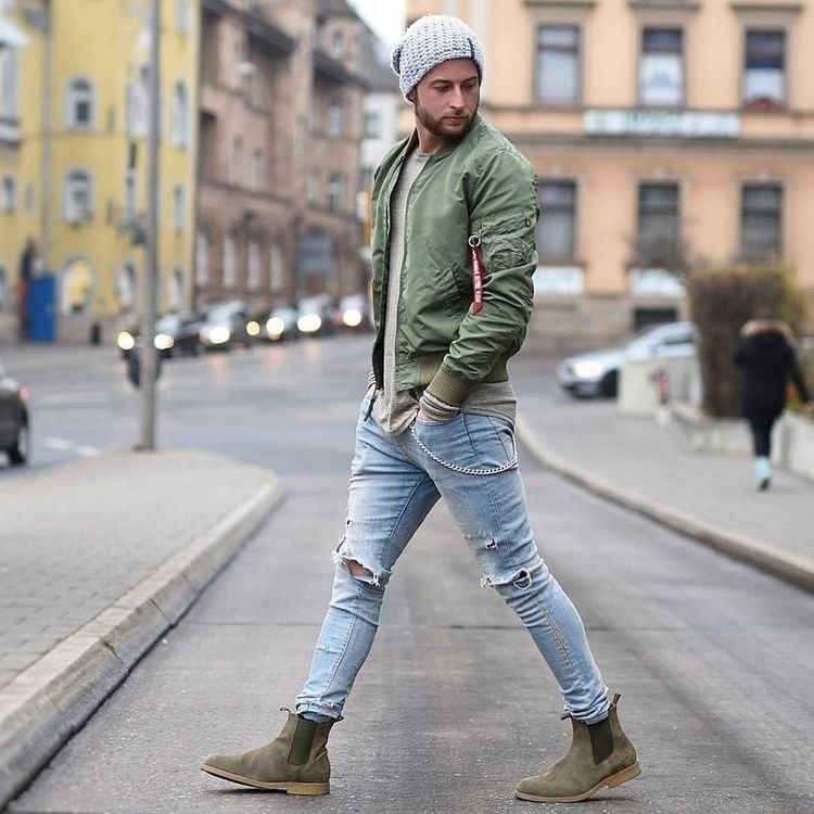 jeans stiefel kombinieren herren schuhe straßenkleidung bomberjacke chelsea boots grün
