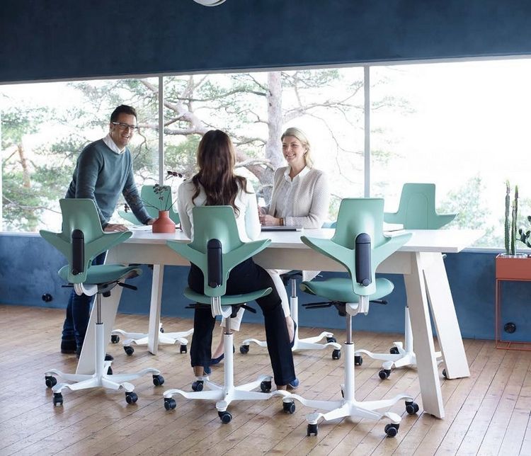 modernes büromöbel design neue trends designer stühle cpisco hellblau argonomisch weiß bürotisch dielenboden mitarbeiter