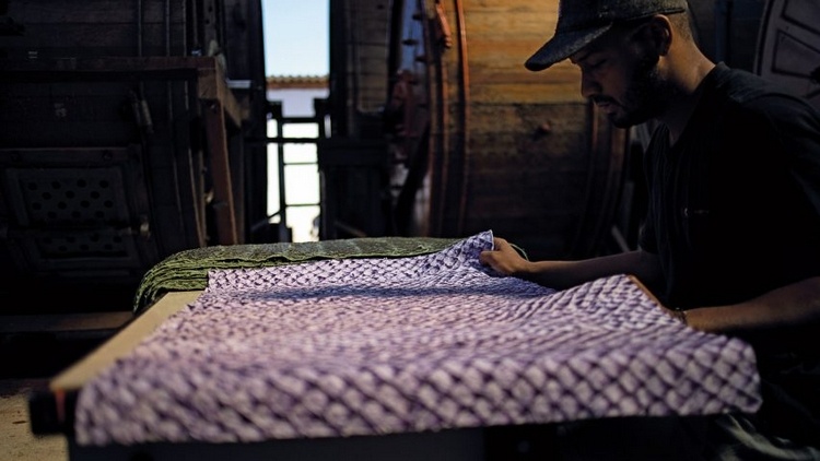 nachhaltige kleidung fischhaut arapaima verarbeiten gerberei arbeiter brasilien fabrik