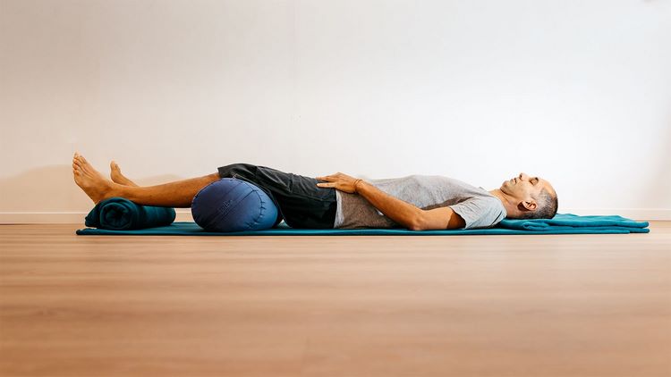neaol ghoshal savasana yoga nidra praktizieren entspannungstechniken