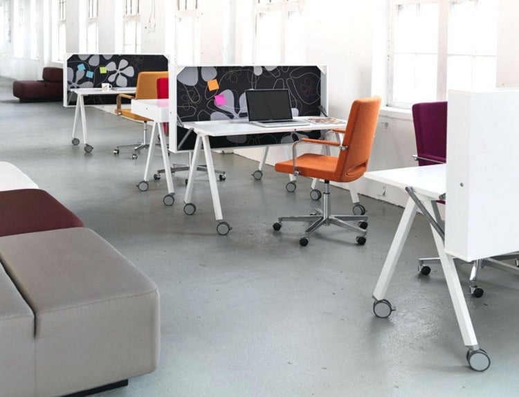 office design stilvoll stellwand beweglich schreibtische auf rollen betonboden