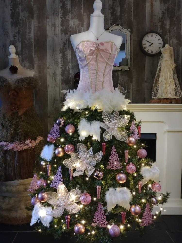 rosa weihnachtsdeko kleid aus tannenzweigen alternative weihnachtsbaum federn engel christbaumschmuck