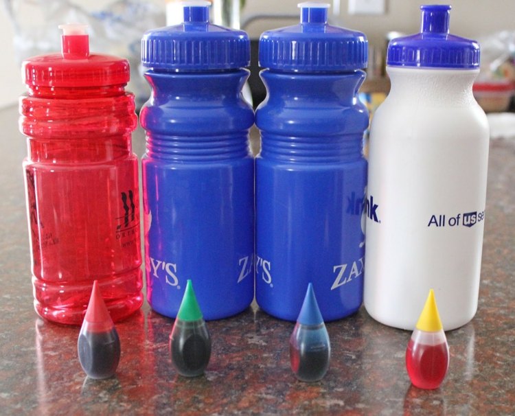 schnee bemalen diy flaschen wasser lebensmittelfarbe diy basteln mit 3 jährigen kindern zu weihnachten