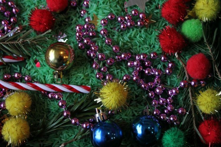 sensory schatzkiste basteln mit 3 jährigen kindern zu weihnachten reis girlande tannenzweige pompons winzige ornamente