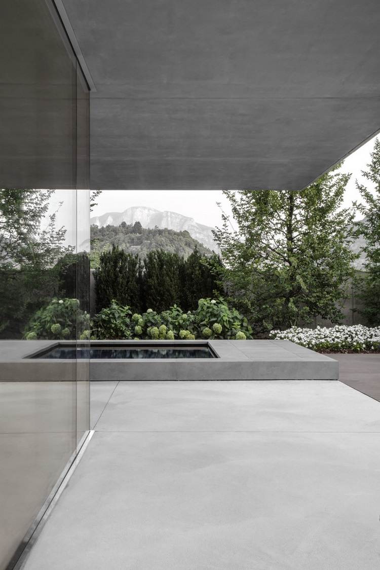 sichtbeton haus casa mf große glasfenster modernes minimalistisches design pflanzen pool berge blumen