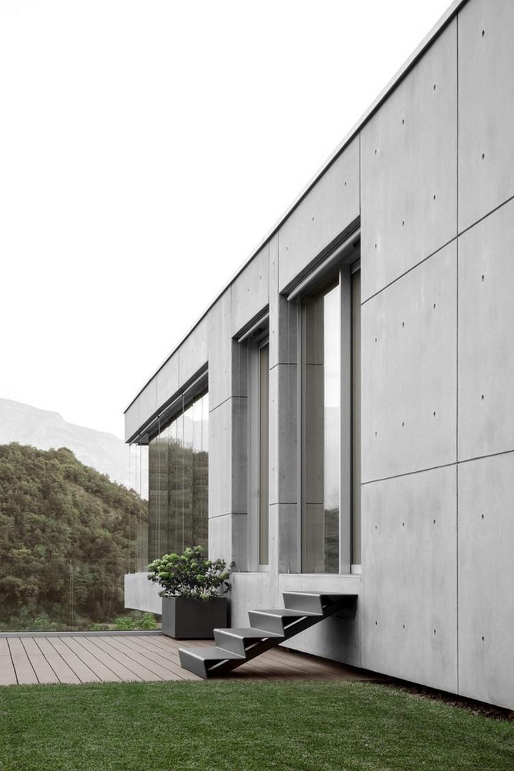 sichtbeton haus casa mf große glasfenster modernes minimalistisches design rückseite treppe pflanzgefäß eingang