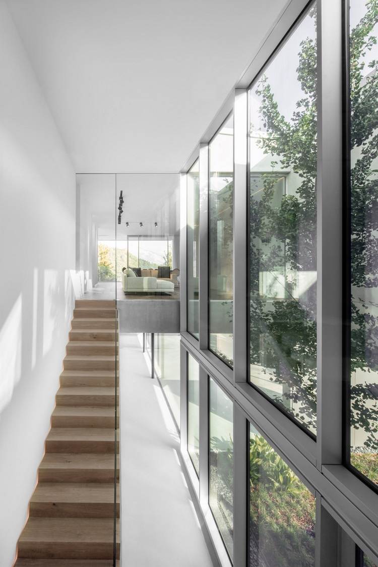 sichtbeton haus casa mf große glasfenster modernes minimalistisches design treppenhaus holz sofa obergeschoss garten erste etage
