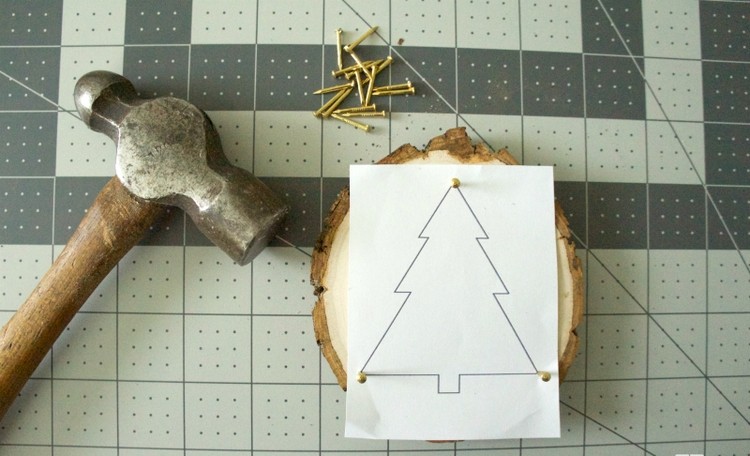 string art weihnachten selber basteln selbstgemachte fadenkunst vorlagen fadenbilder materialien schablone ausdrucken hammer untersetzer