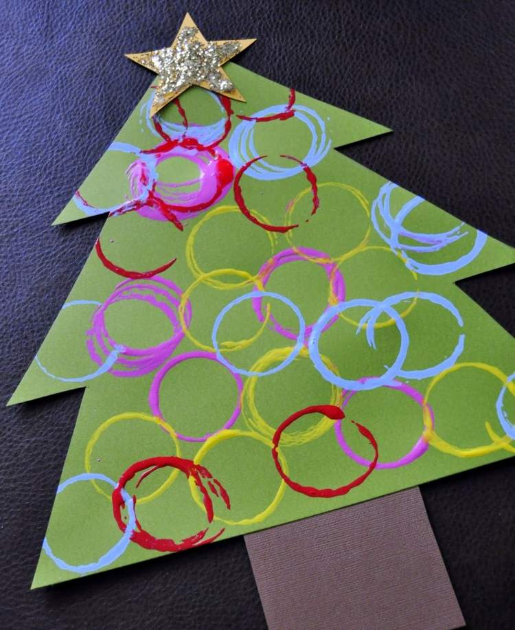 tannenbaum aus tonpapier basteln mit 3 jährigen kindern zu weihnachten verzieren bunte kreise stempeln pappbecher