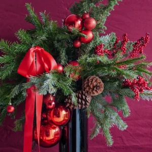 tannnezweige in schwarzer vase weihnachtsgesteck