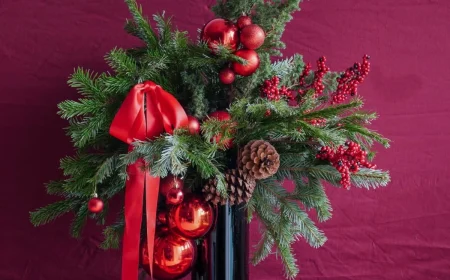 tannnezweige in schwarzer vase weihnachtsgesteck