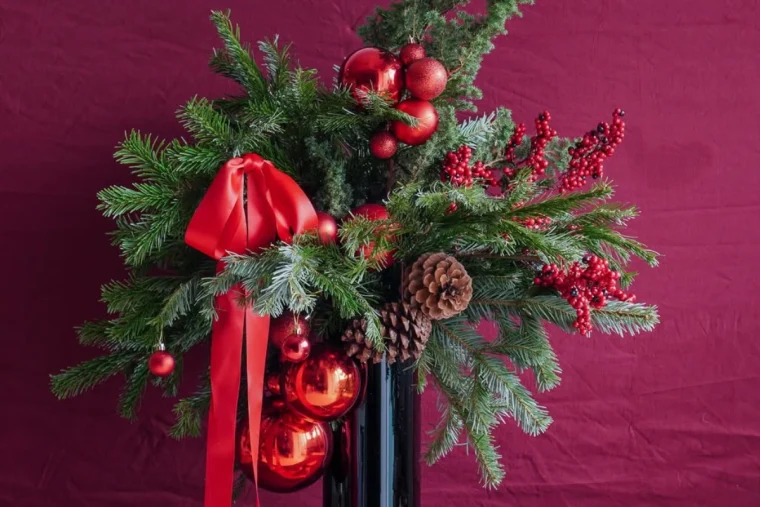 tannnezweige in schwarzer vase weihnachtsgesteck