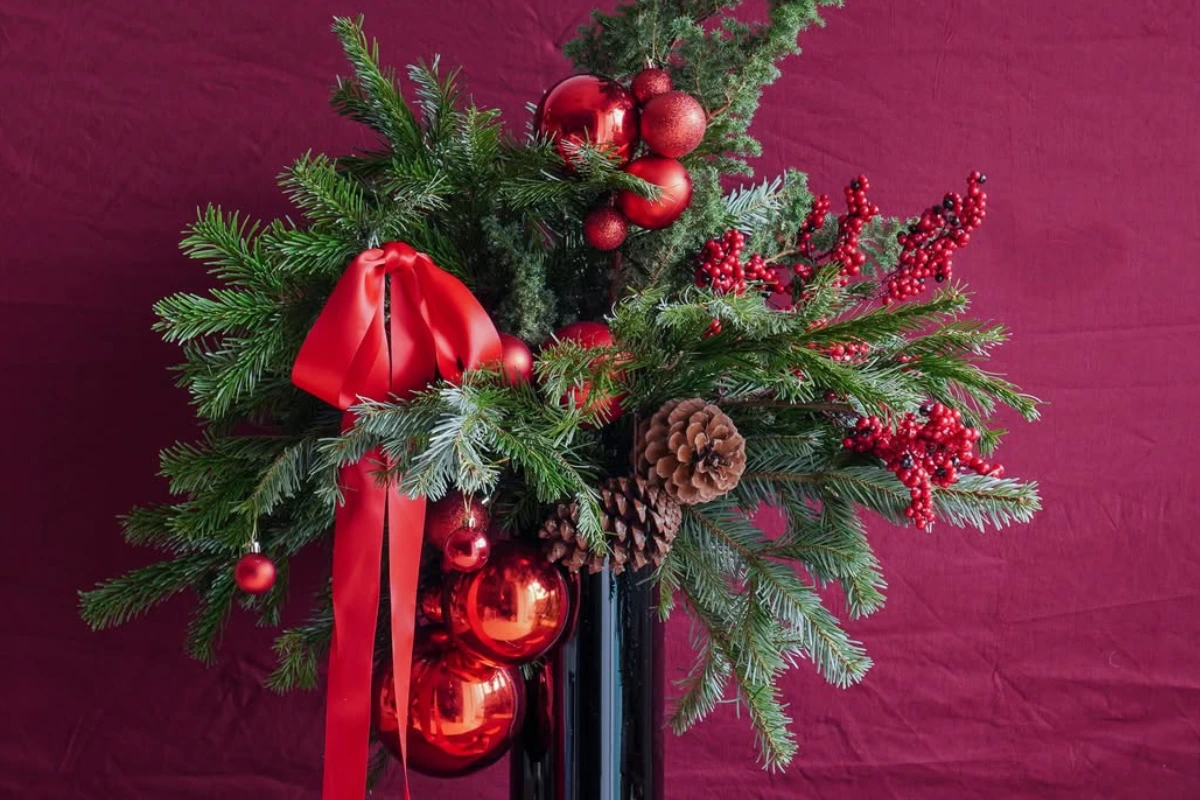 tannnezweige in schwarzer vase weihnachtsgesteck