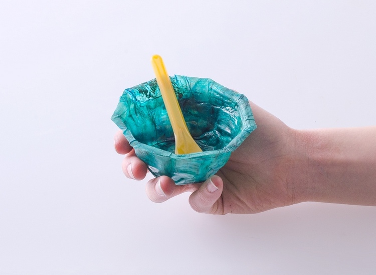 umweltfreundliche verpackung bakterien hefe ökologische nachhaltige behälter blau löffel gelb
