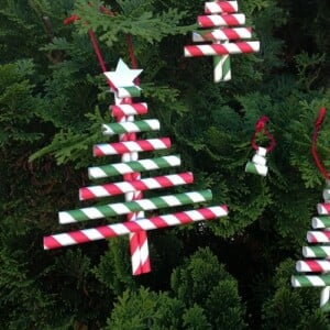 weihnachtsbäume formen papierstrohhalme rot grün christbaumschmuck basteln