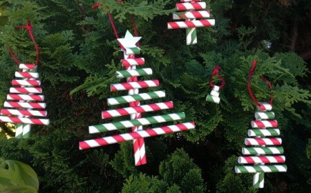 weihnachtsbäume formen papierstrohhalme rot grün christbaumschmuck basteln