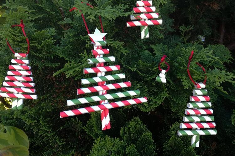 weihnachtsbäume formen papierstrohhalme rot grün christbaumschmuck basteln