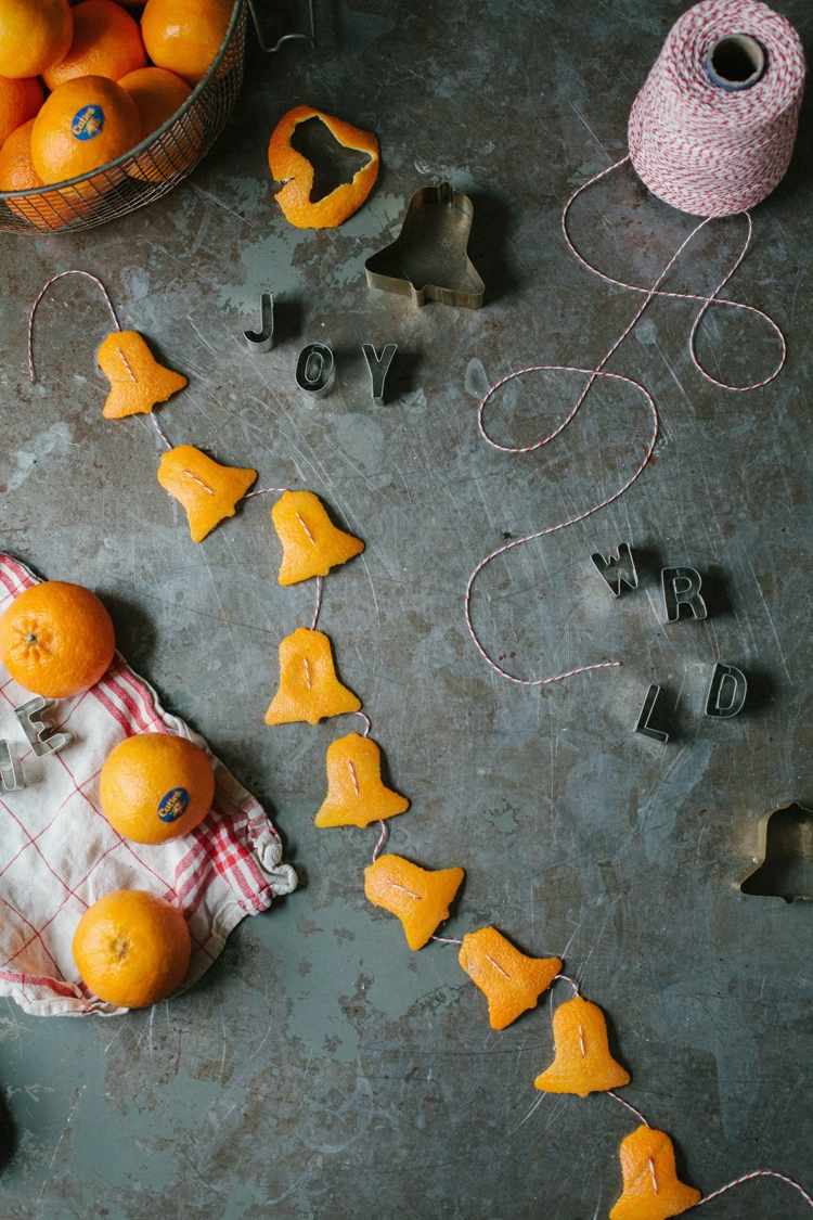 weihnachtsdeko aus orangen girlande basteln orangenschalen glöckchen ausschneiden