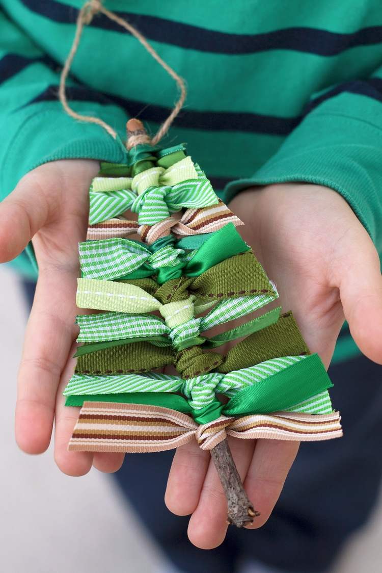 weihnachtsdeko aus recycling basteln weihnachtsbäume alt schleife stoff bänder geschenk schenken