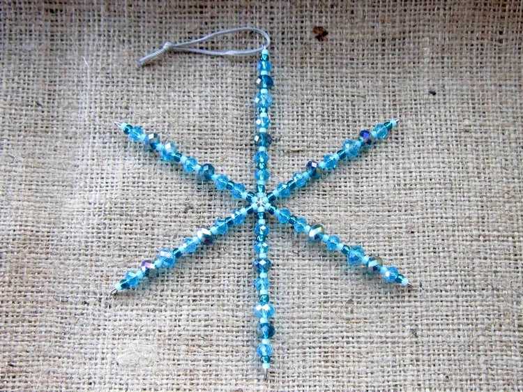 weihnachtsdeko aus recycling basteln weihnachtsbasteleien kinder schneeflocke pfeifenreiniger perlen schleife blau