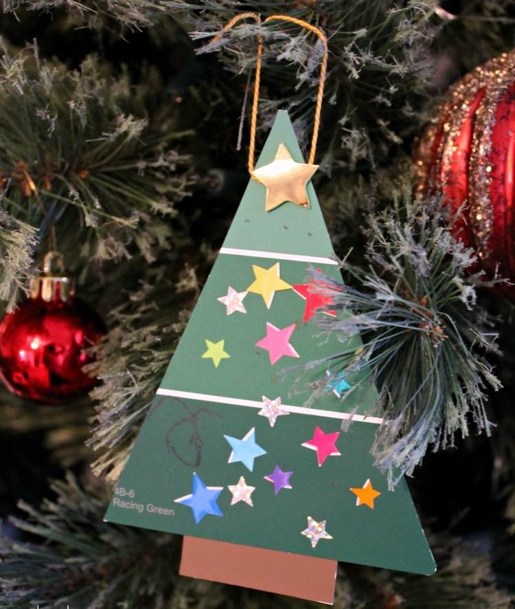 weihnachtsdeko aus recycling basteln weihnachtsbaum altpapier bastelpapier aufkleber zeichnen baum schmücken
