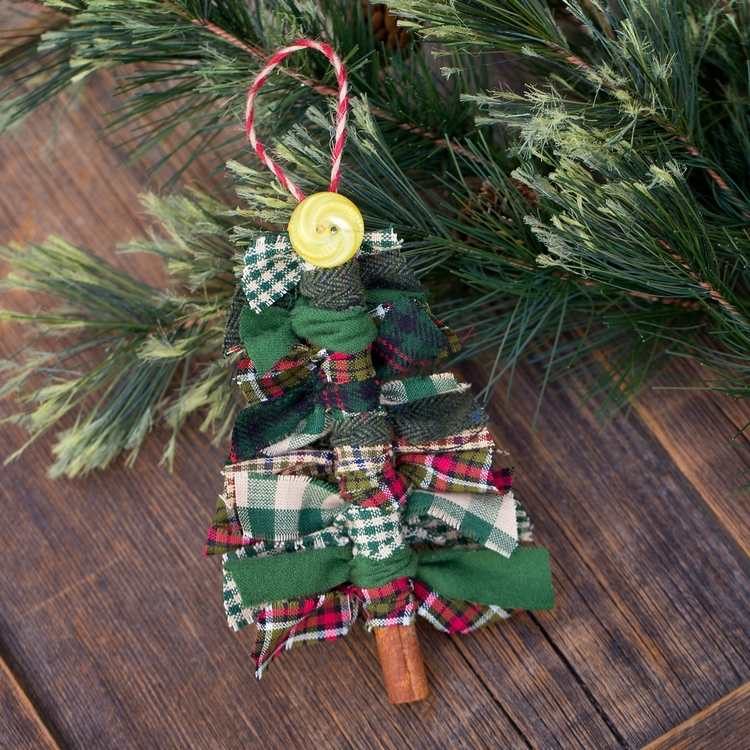 weihnachtsdeko aus recycling basteln weihnachtsbäume alt schleife stoff bänder schneiden zimtstange tannenzweig dekoration