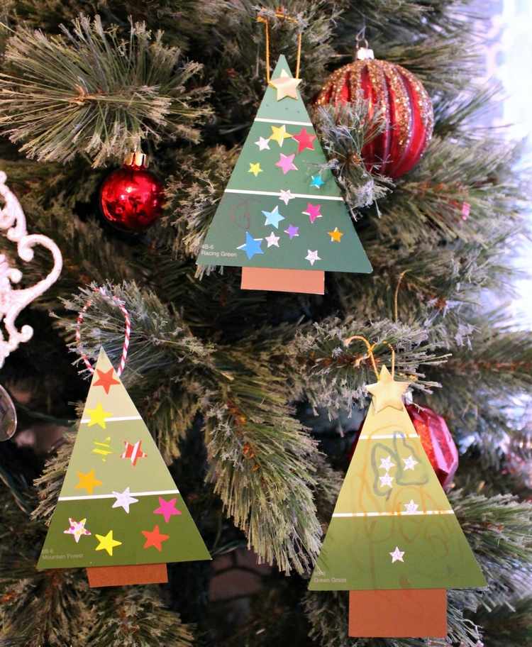 weihnachtsdeko aus recycling basteln weihnachtsbäume altpapier bastelpapier aufkleber zeichnen kinder baum schmücken