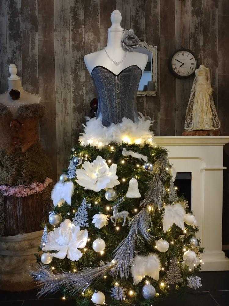 weihnachtsdeko kleid tannenzweigen jeans oberteil weiß girlande dekoidee