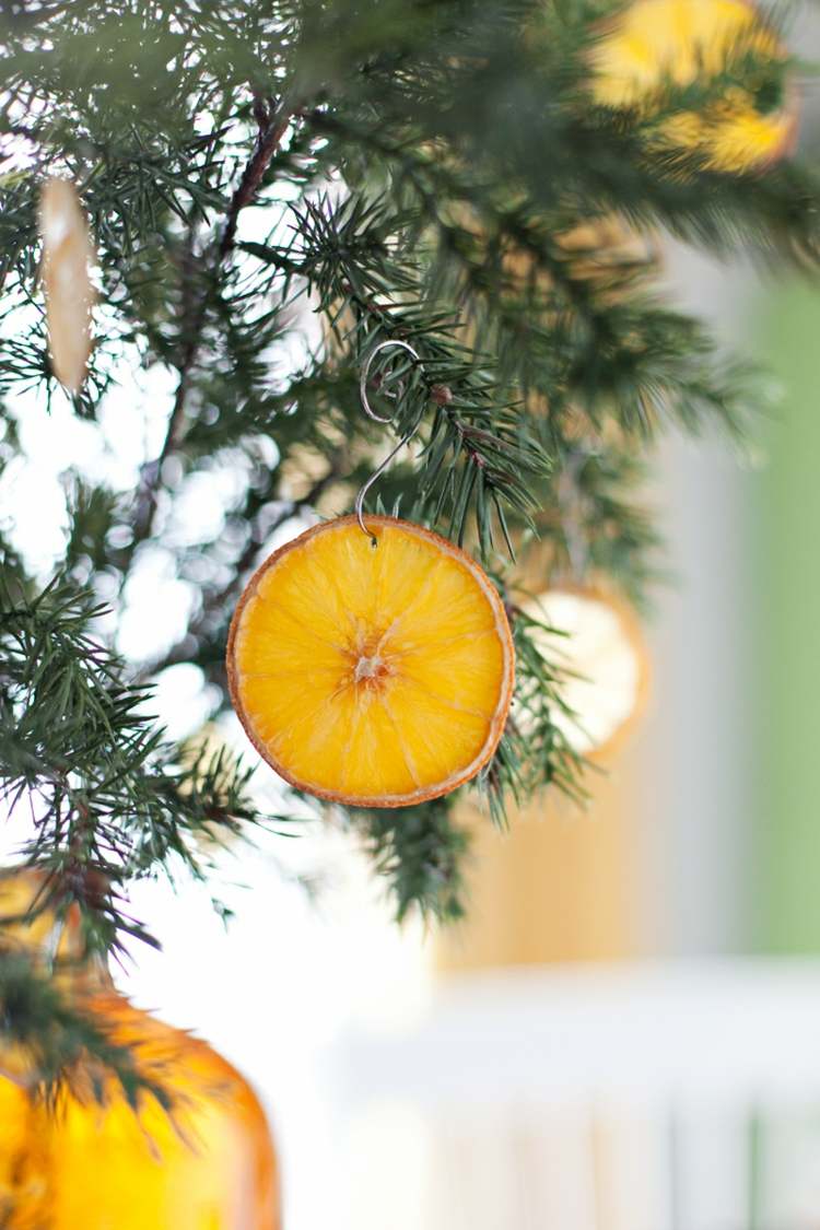 weihnachtsdeko orangen tannenbaum ornamente getrocknete orangenscheiben