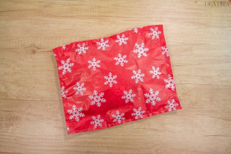 weihnachtsgeschenke schön verpacken papier gemustert garn