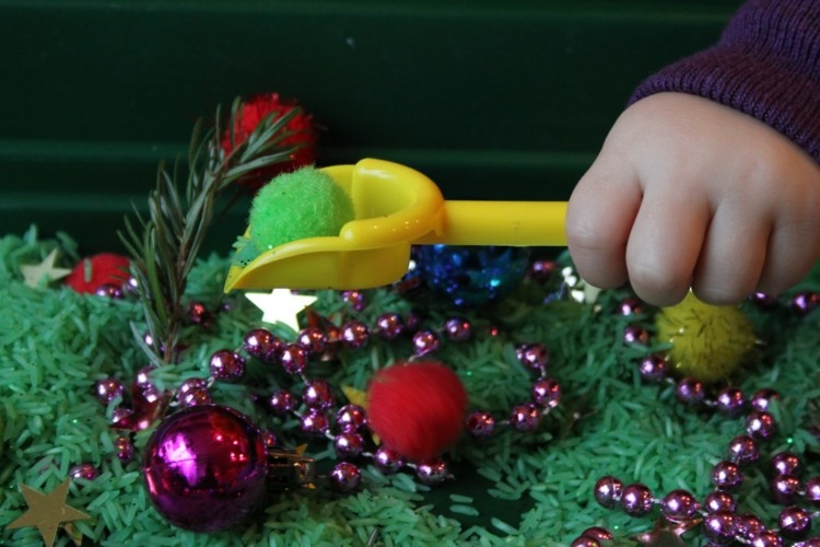 winter aktivitäten schatzkiste basteln mit 3 jährigen kindern zu weihnachten bunt reis perlenkette pompons tannenzweige